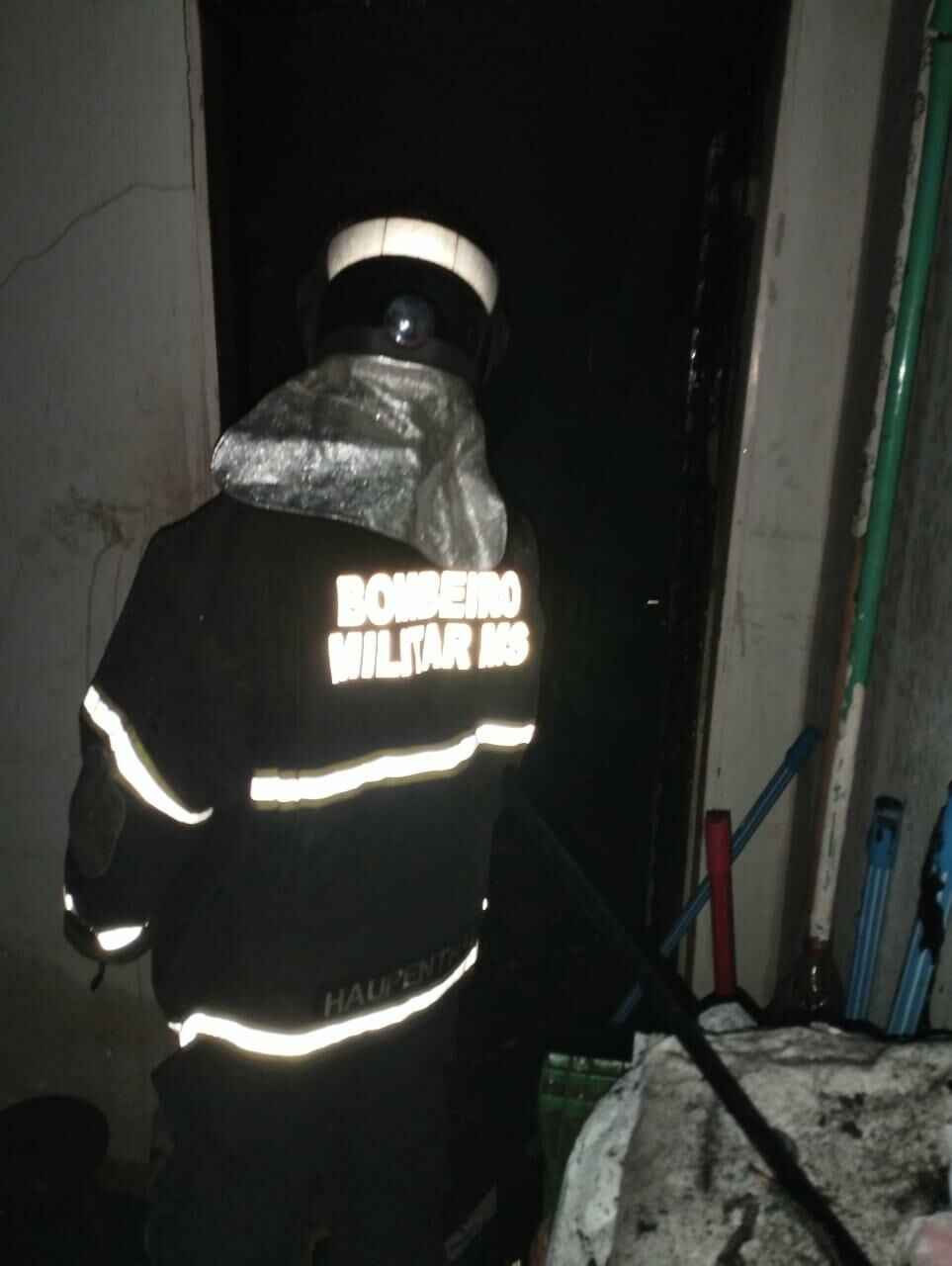 Imagem de compartilhamento para o artigo Moradores e família usam água de piscina para controlar Incêndio de grande proporção em residência de Chapadão do Sul da MS Todo dia